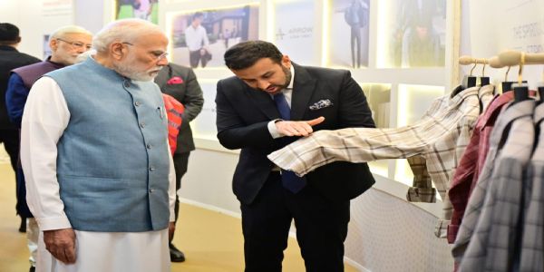 اپ ڈیٹ۔۔۔۔۔۔ وزیرِ اعظم نے وارانسی میں اروند لمیٹڈ کے گارمنٹ مینوفیکچرنگ یونٹ کا افتتاح کیا، ایئر شو بھی دیکھا