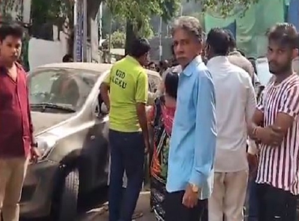 لکھنؤ میں کار پارکنگ کے تنازعہ پر باپ بیٹے سمیت تین افراد کا گولی مار کر قتل ، ملزم گرفتار لکھنؤ میں کار پارکنگ کے تنازعہ پر باپ بیٹے سمیت تین افراد کا گولی مار کر قتل ، ملزم گرفتار