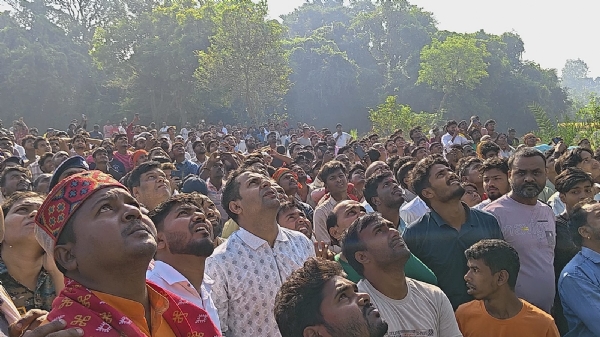 سیوان میں چار گھنٹے تک موبائل ٹاور پر ہائی وولٹیج ڈراما، عاشق کے سمجھانے پر نیچے اتری لڑکی سیوان میں چار گھنٹے تک موبائل ٹاور پر ہائی وولٹیج ڈراما، عاشق کے سمجھانے پر نیچے اتری لڑکی