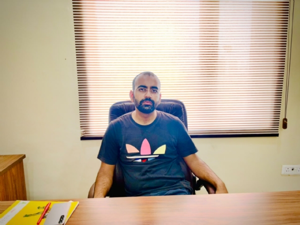 (انٹرویو) ہردوئی کے نوجوان صنعت کار آدی تیواری پرالی اور گوبر سے گیس بنا کر ملک کوبنارہے ہیں خود کفیل