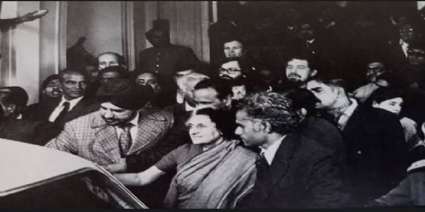 تاریخ کے صفحات میں 4 اکتوبر: گرفتاری کے 16 گھنٹے بعد سابق وزیر اعظم اندرا گاندھی رہا
