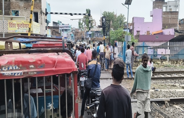 بھولاناتھ پل کے نیچے آبی جماؤ اور تعمیراتی کام سے بھیکھن پور 12 نمبر گمٹی پر زبردست جام