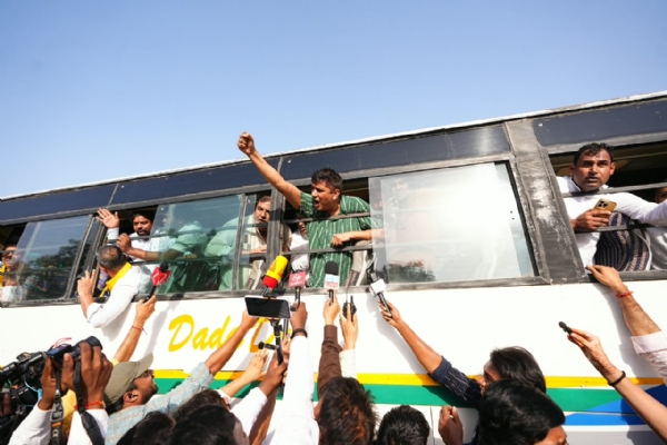 بی جے پی کی دہلی پولیس کی بربریت جاری، گیانیش کمار کے استعفے کا مطالبہ کرنے پر آپ رہنماوں کے ساتھ بدسلوکی