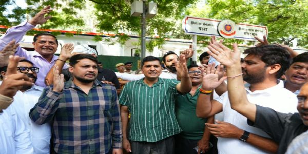 خاتون صحافی کو انصاف دلانے سڑک پر اتری آپ، جنسی ہراسانی کرنے والے اے سی پی کے خلاف ایف آئی آر درج کرنے کا مطالبہ