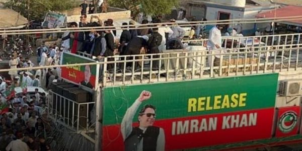 خواجہ آصف کا طنز،’پی ٹی آئی رہنما بلٹ پروف سرکاری گاڑیوں میں چوہوں کی طرح چھپ گئے ‘