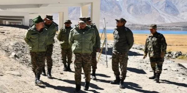 لیفٹیننٹ جنرل مدن راج پانڈے نے لداخ کے سرحدی علاقوں کا دورہ کیا