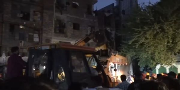 نیو سیماپوری میں چار منزلہ عمارت منہدم، بچے سمیت 7 افراد زخمی