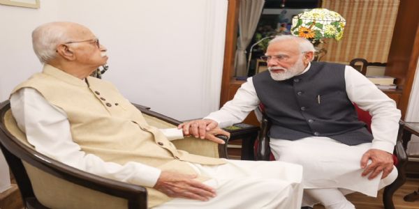 مودی نے اڈوانی سے ان کی رہائش گاہ پر ملاقات کی، آشیرواد لیا
