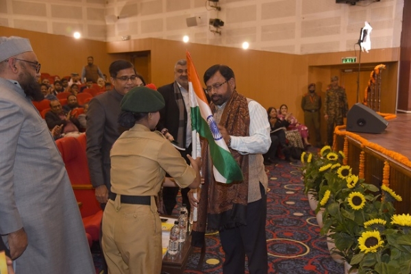 تعلیم کو صرف ذاتی ترقی و بہبود کے لیے بروئے کار نہ لائیں :جامعہ سینئر سیکنڈری اسکول کے سالانہ پروگرام میں ڈاکٹر سوکانتا مجمدار کا خطاب