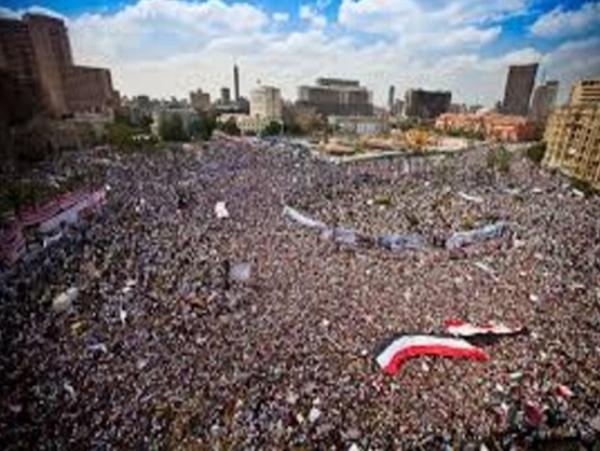 قاہرہ کا تحریر چوک: 2011 میں ہوئی مشہور عرب تحریک حالانکہ ناکام رہی لیکن اس خطے میں جمہوریت کی بھوک پیدا ہوئی۔ فوٹو انٹرنیٹ میڈیا