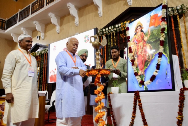 تعلیم اور صحت بنیادی ضروریات ہیں اور یہ سب کو مہیا ہونی چاہئیں : موہن بھاگوت تعلیم اور صحت بنیادی ضروریات ہیں اور یہ سب کو مہیا ہونی چاہئیں : موہن بھاگوت