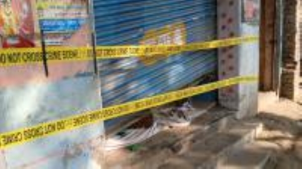 پولیس وردی میں ملبوس بدماشوں نے گھر کے مالک کو یرغمال بنا کر 10 لاکھ روپے کے زیورات لوٹ لیے پولیس وردی میں ملبوس بدماشوں نے گھر کے مالک کو یرغمال بنا کر 10 لاکھ روپے کے زیورات لوٹ لیے