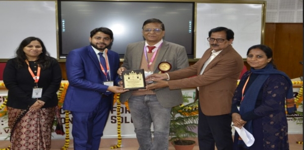 ڈاکٹر عامر رینا اعزاز حاصل کرتے وئے ڈاکٹر عامر رینا اعزاز حاصل کرتے وئے