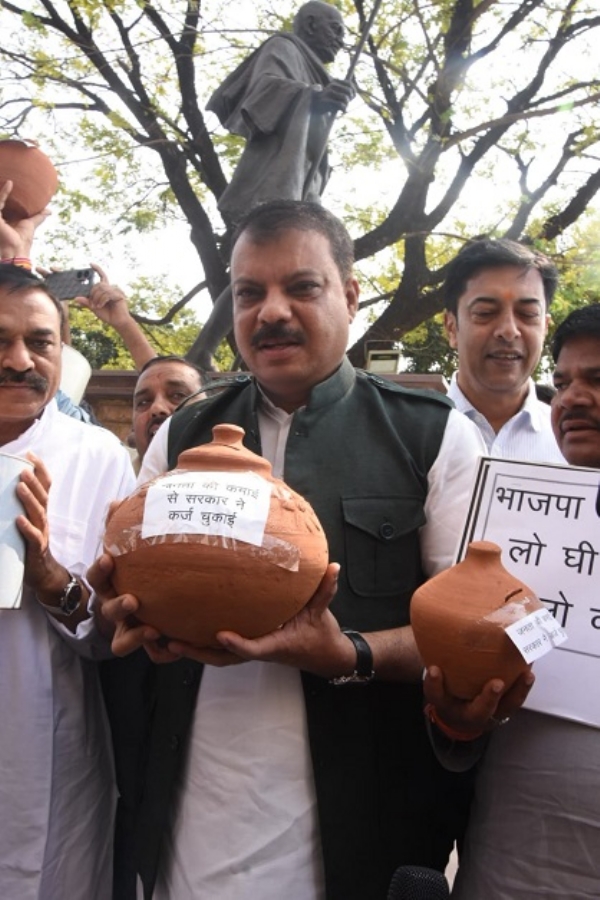 کانگریس قانون ساز پارٹی نے حکومت کی طرف سے لیے جا رہے قرض کے خلاف مظاہرہ کیا کانگریس قانون ساز پارٹی نے حکومت کی طرف سے لیے جا رہے قرض کے خلاف مظاہرہ کیا