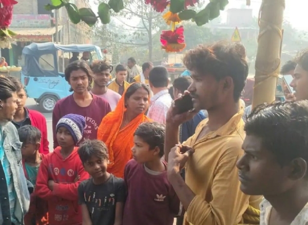 سپول میں چوری کے شبہ میں ایک نوجوان کو کھمبے سے باندھ کر پیٹا گیا سپول میں چوری کے شبہ میں ایک نوجوان کو کھمبے سے باندھ کر پیٹا گیا