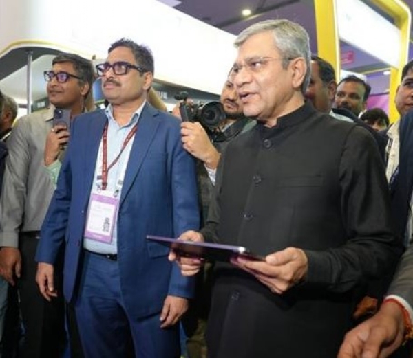 اشونی ویشنو نے انڈیا اے آئی امپیکٹ سمٹ کے دوسرے دن ‘ویوز کریئیٹرز کارنر’ کا افتتاح کیا اشونی ویشنو نے انڈیا اے آئی امپیکٹ سمٹ کے دوسرے دن ‘ویوز کریئیٹرز کارنر’ کا افتتاح کیا