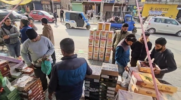 رمضان سے پہلے وادی کے لوگوں نے انتظامیہ سے مارکیٹ کی بڑھتی ہوئی قیمتوں کو چیک کرنے کی اپیل کی رمضان سے پہلے وادی کے لوگوں نے انتظامیہ سے مارکیٹ کی بڑھتی ہوئی قیمتوں کو چیک کرنے کی اپیل کی