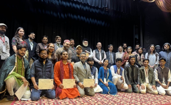 ٹھیٹر ٹیم کے ساتھ اساتذہ