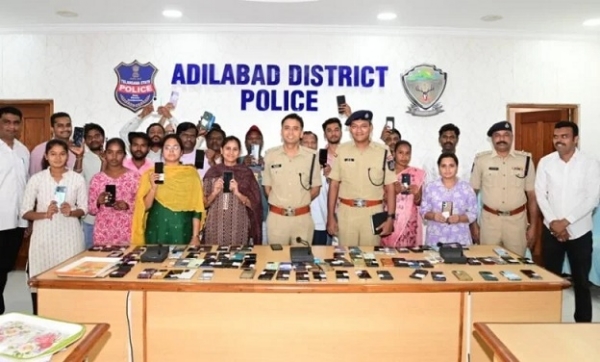 107 موبائل فونس ایس۔پی۔اکھیل مہاجن کے ہاتھوں متاثرین میں تقسیم 107 موبائل فونس ایس۔پی۔اکھیل مہاجن کے ہاتھوں متاثرین میں تقسیم