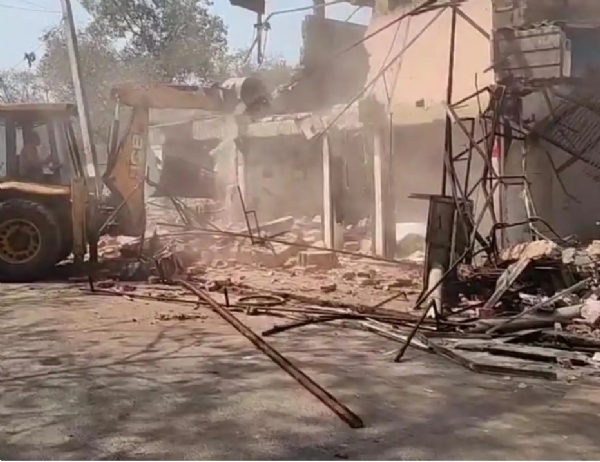 ٹاٹا نگرریلوے اسٹیشن روڈ پر چلا بلڈوزر، 24 سے زیادہ دکانوں کو ہٹایا گیا ٹاٹا نگرریلوے اسٹیشن روڈ پر چلا بلڈوزر، 24 سے زیادہ دکانوں کو ہٹایا گیا