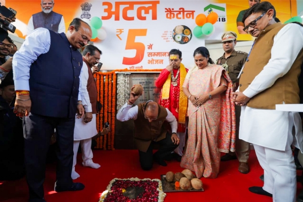 دہلی میں 25 اٹل کینٹینوں کا افتتاح دہلی میں 25 اٹل کینٹینوں کا افتتاح