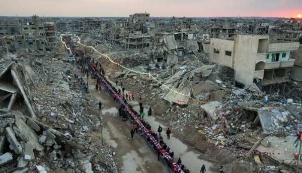 غزہ: تباہ شدہ گھروں کے ملبے پرغزہ کے باشندوں کا افطار غزہ: تباہ شدہ گھروں کے ملبے پرغزہ کے باشندوں کا افطار