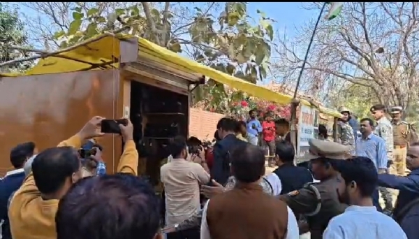 راہل گاندھی سلطان پور میں رام چیت کی جوتوں کی دکان پر پہنچے، بیٹے اور پوتی سے کی ملاقات راہل گاندھی سلطان پور میں رام چیت کی جوتوں کی دکان پر پہنچے، بیٹے اور پوتی سے کی ملاقات