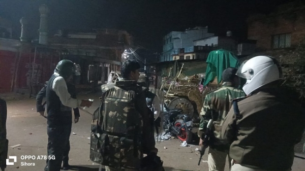 سیہورا میں دو برادریوں کے درمیان زبردست پتھراو، پولیس نے چھوڑے آنسو گیس سیہورا میں دو برادریوں کے درمیان زبردست پتھراو، پولیس نے چھوڑے آنسو گیس