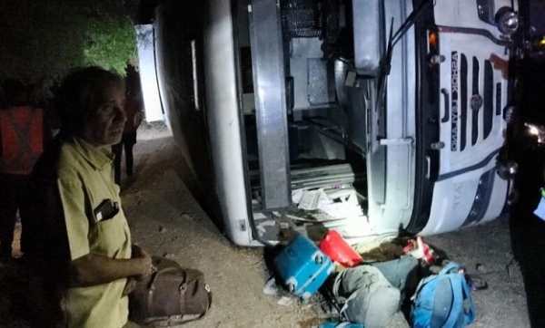 بس حادثہ کا شکار ۔19 مسافرین زخمی بس حادثہ کا شکار ۔19 مسافرین زخمی