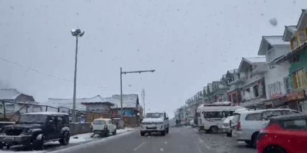 جموں و کشمیر میں مہینے کے آخر تک کوئی خاص بارش یا برف باری کی توقع نہیں۔ ڈائریکٹر محکمہ موسمیات