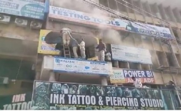 حیدرآباد کے امیرپیٹ میں مائتری ونم کمپلیکس میں آگ،100 طلباء کو بچایا گیا۔ حیدرآباد کے امیرپیٹ میں مائتری ونم کمپلیکس میں آگ،100 طلباء کو بچایا گیا۔