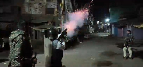 سیہورا میں دو برادریوں کے درمیان زبردست پتھراو، پولیس نے چھوڑے آنسو گیس سیہورا میں دو برادریوں کے درمیان زبردست پتھراو، پولیس نے چھوڑے آنسو گیس