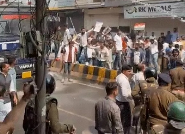 اندور میں مظاہرے کے دوران پتھراو