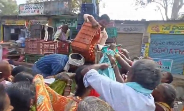 تلنگانہ کے پریشان حال کسانوں نے 1200 کلو ٹماٹر مفت تقسیم کیا تلنگانہ کے پریشان حال کسانوں نے 1200 کلو ٹماٹر مفت تقسیم کیا