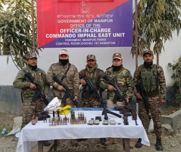 امپھال ایسٹ میں برآمد بھاری مقدار میں ہتھیار اور دھماکہ خیز مواد کی تصویر۔