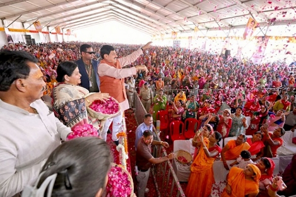 اندور کے مہو گاوں میں ترقیاتی کاموں کے افتتاح اور سنگ بنیاد پروگرام میں وزیر اعلیٰ اندور کے مہو گاوں میں ترقیاتی کاموں کے افتتاح اور سنگ بنیاد پروگرام میں وزیر اعلیٰ