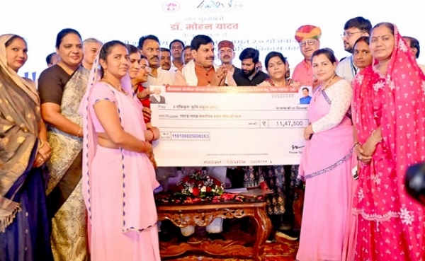 اندور کے مہو گاوں میں ترقیاتی کاموں کے افتتاح اور سنگ بنیاد پروگرام میں وزیر اعلیٰ اندور کے مہو گاوں میں ترقیاتی کاموں کے افتتاح اور سنگ بنیاد پروگرام میں وزیر اعلیٰ