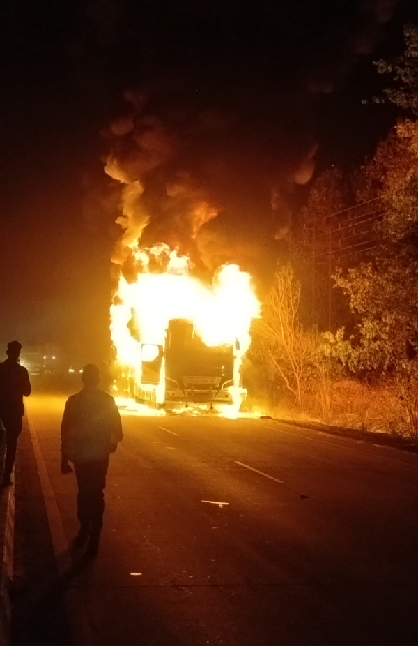 چلتی سلیپر بس میں آگ لگی ، ڈرائیور کی ہوشیاری سے مسافروں کی جان بچی