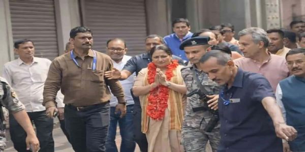 دہلی کی وزیر اعلیٰ ریکھا گپتا نے کولکاتہ میں کالی گھاٹ کا دورہ کیا