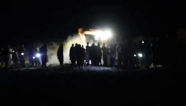 پاکستان کے ہوائی حملے میں افغانستان کے ننگرہار صوبے میں کئی گھر ملبے میں تبدیل ہو گئے۔ اس بیچ اندھیرا چھا گیا۔ فوٹو امید ریڈیو