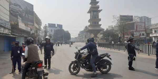 نیپال کے بیر گنج میں تشدد کے بعد لگا کرفیو اٹھا لیا گیا۔ جلسوں، کانفرنسوں، جلوسوں اور مظاہروں پر پابندی