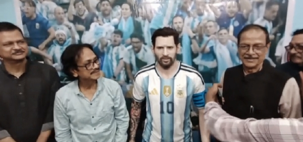 آسنسول میں لیونل میسی کے مجسمے کی نقاب کشائی