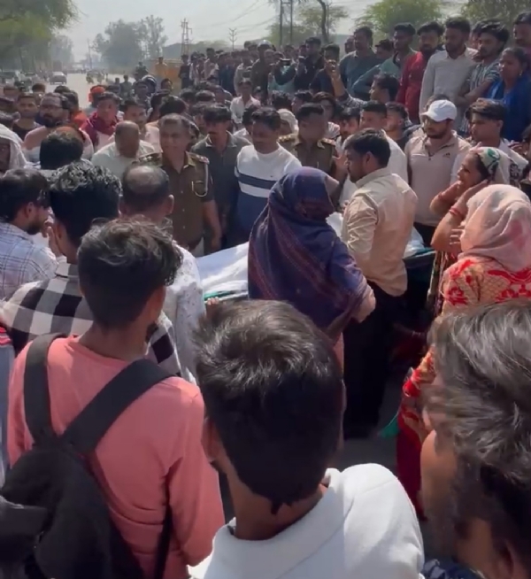 بجلی کا فالٹ ٹھیک کرتے ہوئے کرنٹ لگنے سے لائن مین کی موت، اہل خانہ کا ہنگامہ