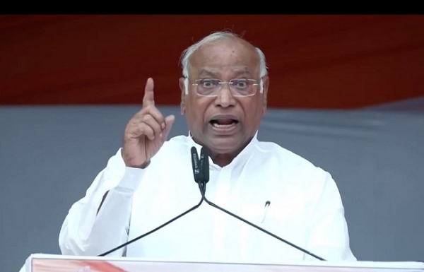 کانگریس قومی صدر ملکارجن کھڑگے ’کسان مہا چوپال‘ سے خطاب کرتے ہوئے۔