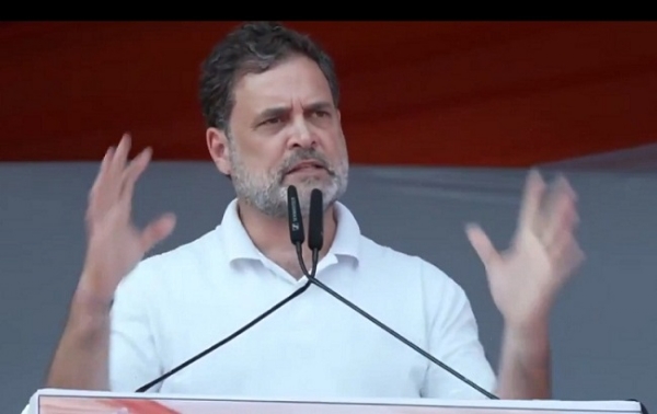 کانگریس لیڈر راہل گاندھی ’کسان مہا چوپال‘ سے خطاب کرتے ہوئے۔