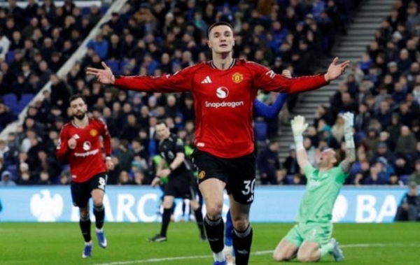 جیت کے بعد خوشی مناتے مانچسٹر یونائیٹڈ کے کھلاڑی جیت کے بعد خوشی مناتے مانچسٹر یونائیٹڈ کے کھلاڑی