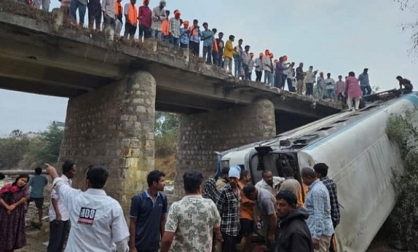 آصف آباد ڈپو کی آر ٹی سی بس ندی میں گرگئی۔کئی مسافرین زخمی
