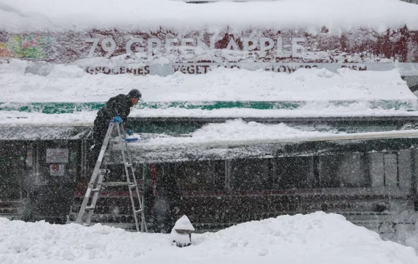 امریکہ میں برفانی طوفان، نیویارک میں 50 سینٹی میٹر برف پڑی، اقوام متحدہ کا ہیڈ کوارٹر بند