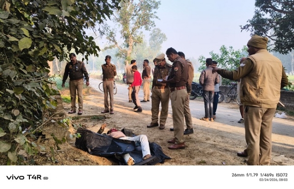 جائے وقوعہ پر پڑی لاش اور موقع پر پہنچی پولیس جائے وقوعہ پر پڑی لاش اور موقع پر پہنچی پولیس