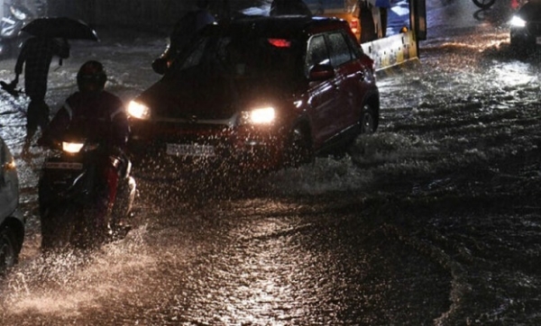 حیدرآباد میں موسلا دھار بارش: کئی علاقوں میں برقی مسدود حیدرآباد میں موسلا دھار بارش: کئی علاقوں میں برقی مسدود